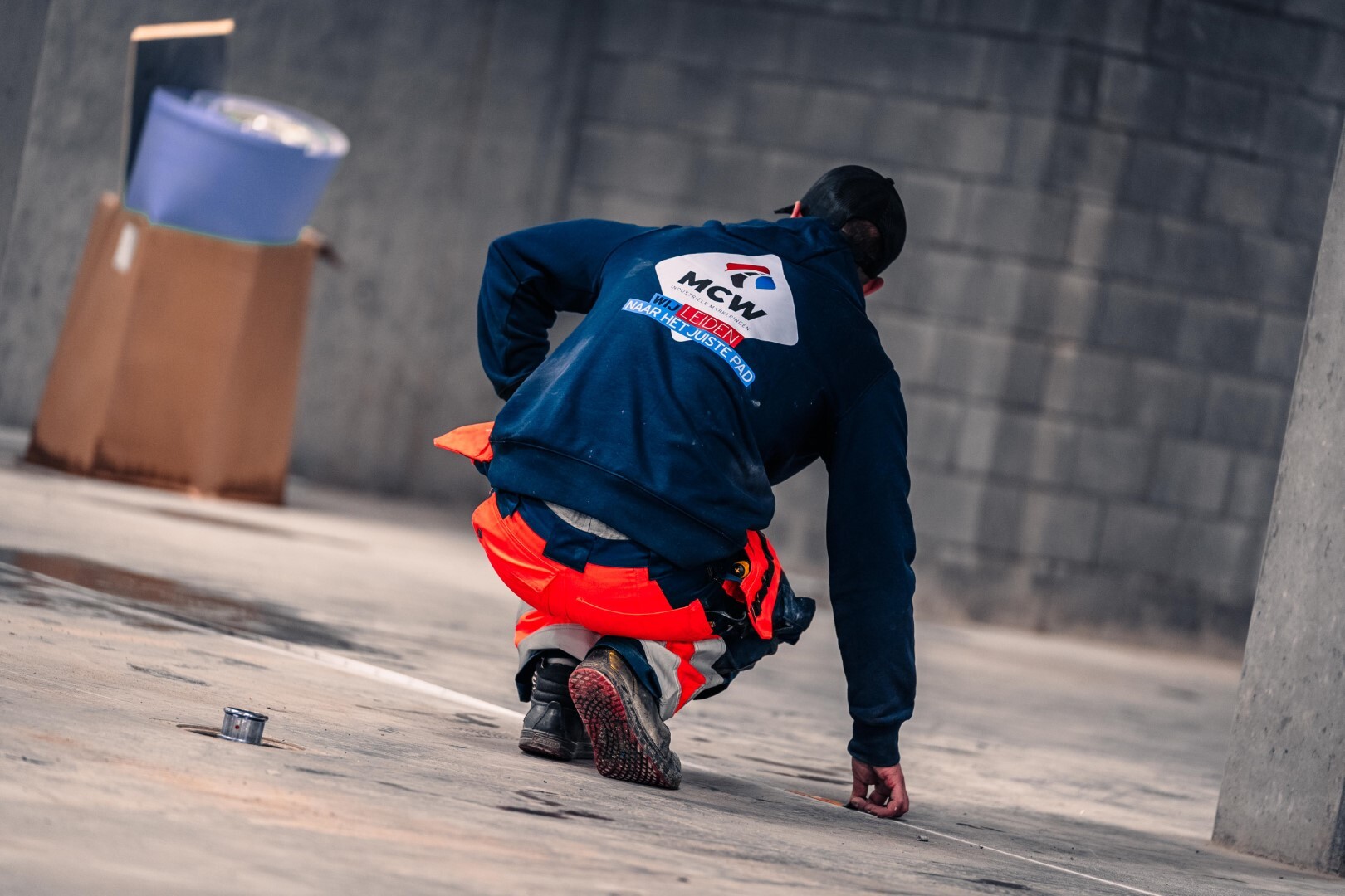 Start van magazijnbelijning in een loods